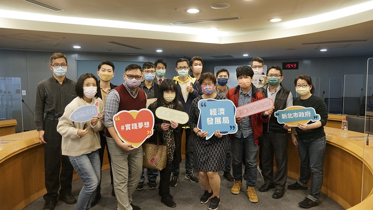 今(111)年1月經發局邀請青創浮洲的創業夥伴及群眾募資的優秀團隊進行意見交流，激發各種創意的火花及創業。 圖：新北市經發局提供