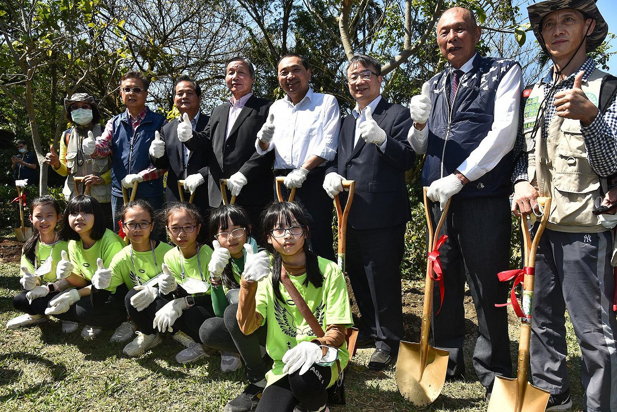 3月12日植樹節，新北市長侯友宜在3月12日植樹節，於新北市文山農場與新北市農會、台灣山海天使協會、財團法人慈心基金會共同宣示計畫啟動，新北市農會也與東森集團簽訂合作意向，率先響應計畫推動。農業局長李玟表示，新北市推動「新北山海造林計畫」市長侯友宜今日與響應的民間團體共同植樹。 圖：新北市府提供