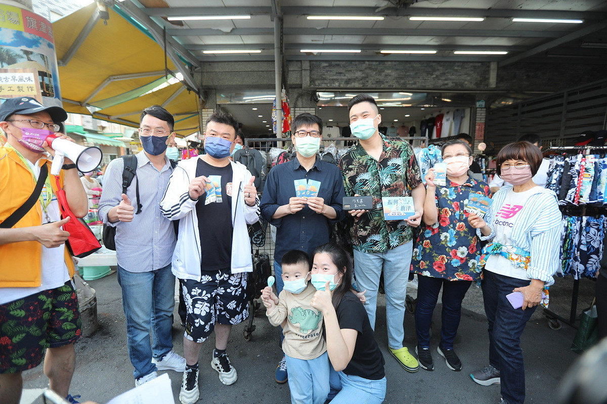 高雄市長陳其邁(中)在鼓山渡輪站排隊領旗津券。 圖：高雄市政府提供