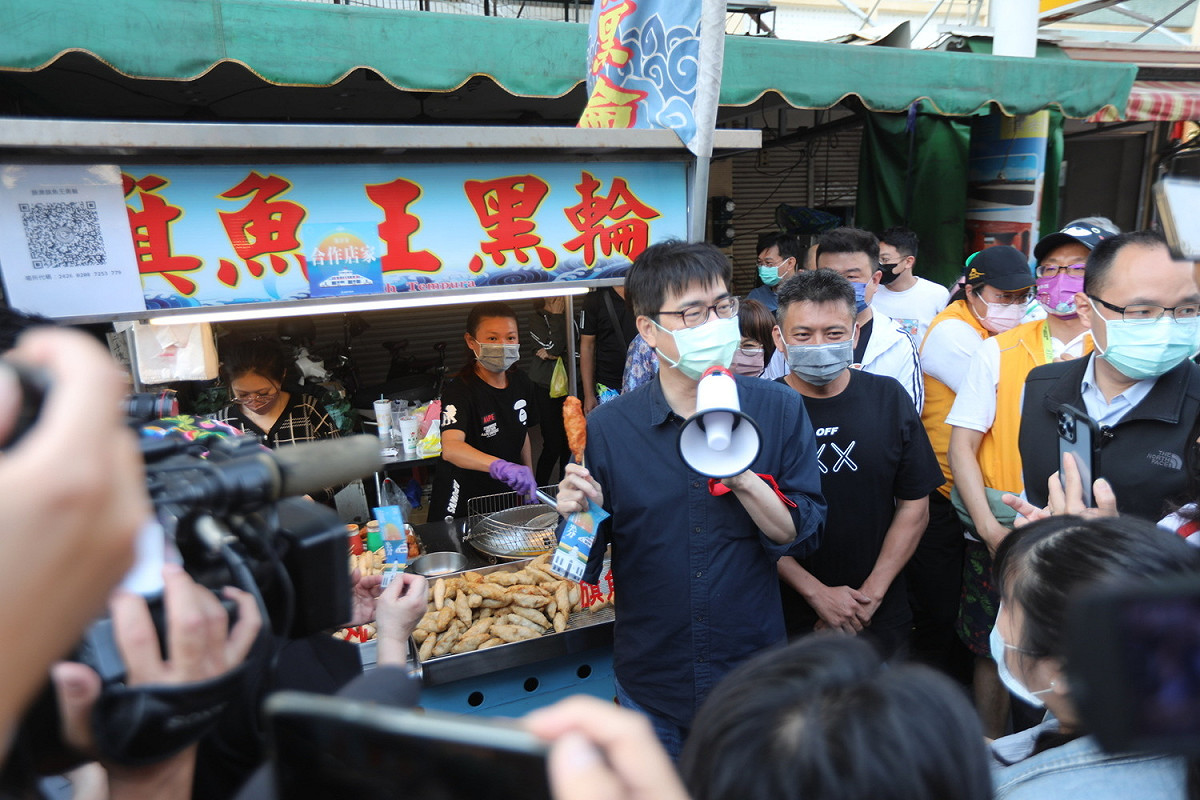 陳其邁(中)為店家促銷小吃海產。 圖：高雄市政府提供