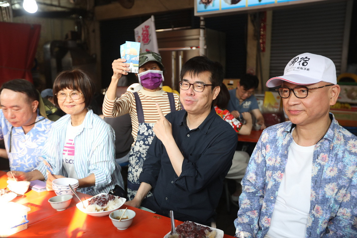 陳其邁(右二)樂見自己的肖像可用於初選議員文宣。 圖：高雄市政府提供