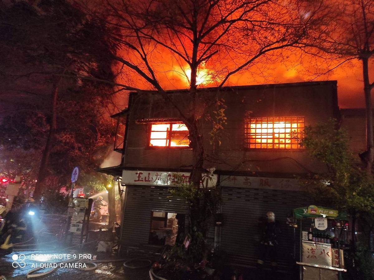 嘉義市北門商圈昨天深夜發生火警，包括玉山旅社在內，七棟木造建築燒毀。 圖：嘉義市消防局/提供