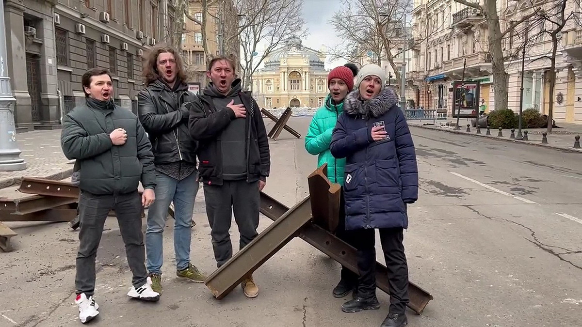 烏克蘭南部港口城市奧德薩（Odessa）的音樂家們紛紛站上街頭，藉由歌唱來鼓舞烏軍與民眾的士氣。 圖：翻攝自推特@TanyaKozyreva