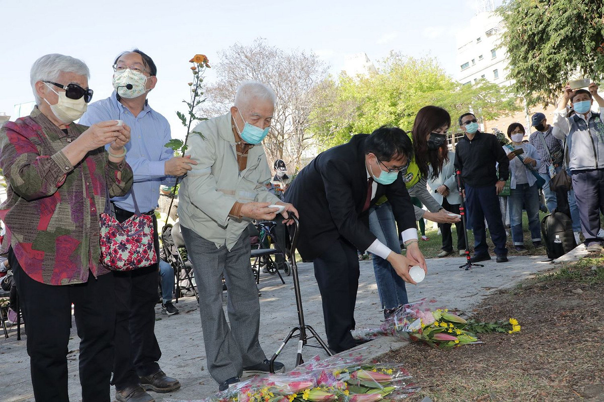 台南市長黃偉哲和湯德章律師家屬向湯德章銅像致意。 圖：黃博郎／攝
