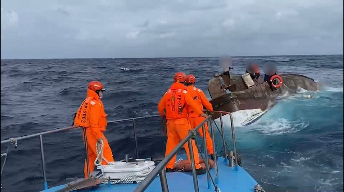 恆春海巡隊發現翻覆漁船上5名船員待援。 圖：海巡署提供