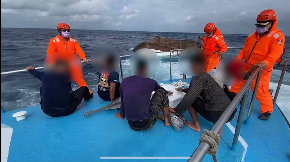 恆春海巡隊成功救援5名船員。 圖：海巡署提供