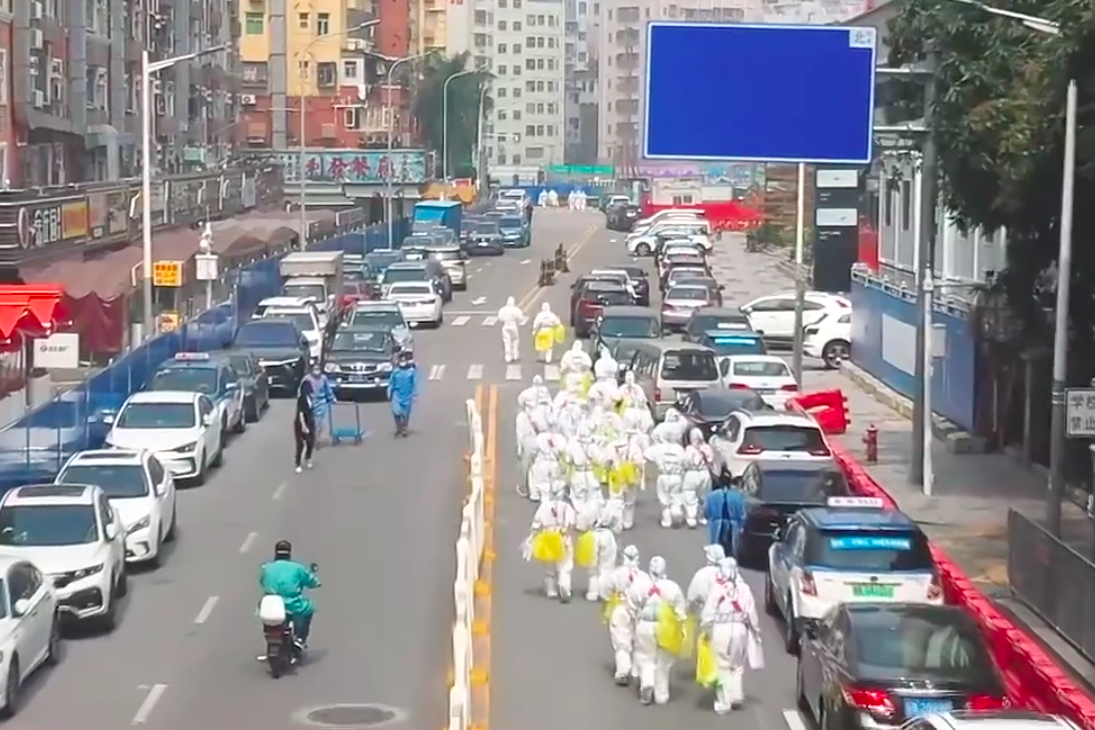 廣東省深圳市昨天新增66例感染者後，今(13)晚宣布全市自明天起公車和地鐵停運，所有社區、城中村、產業園區等實行封閉式管理。 圖：翻攝自深圳微博發佈廳