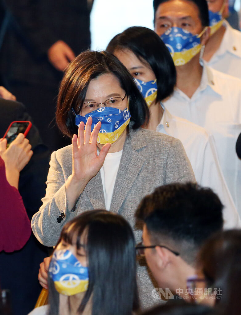 「台灣之友會」13日晚間在台北大直典華會館舉辦「感恩迎新春聯歡之夜」，總統蔡英文（中）戴上力挺烏克蘭口罩出席。 圖：中央社提供