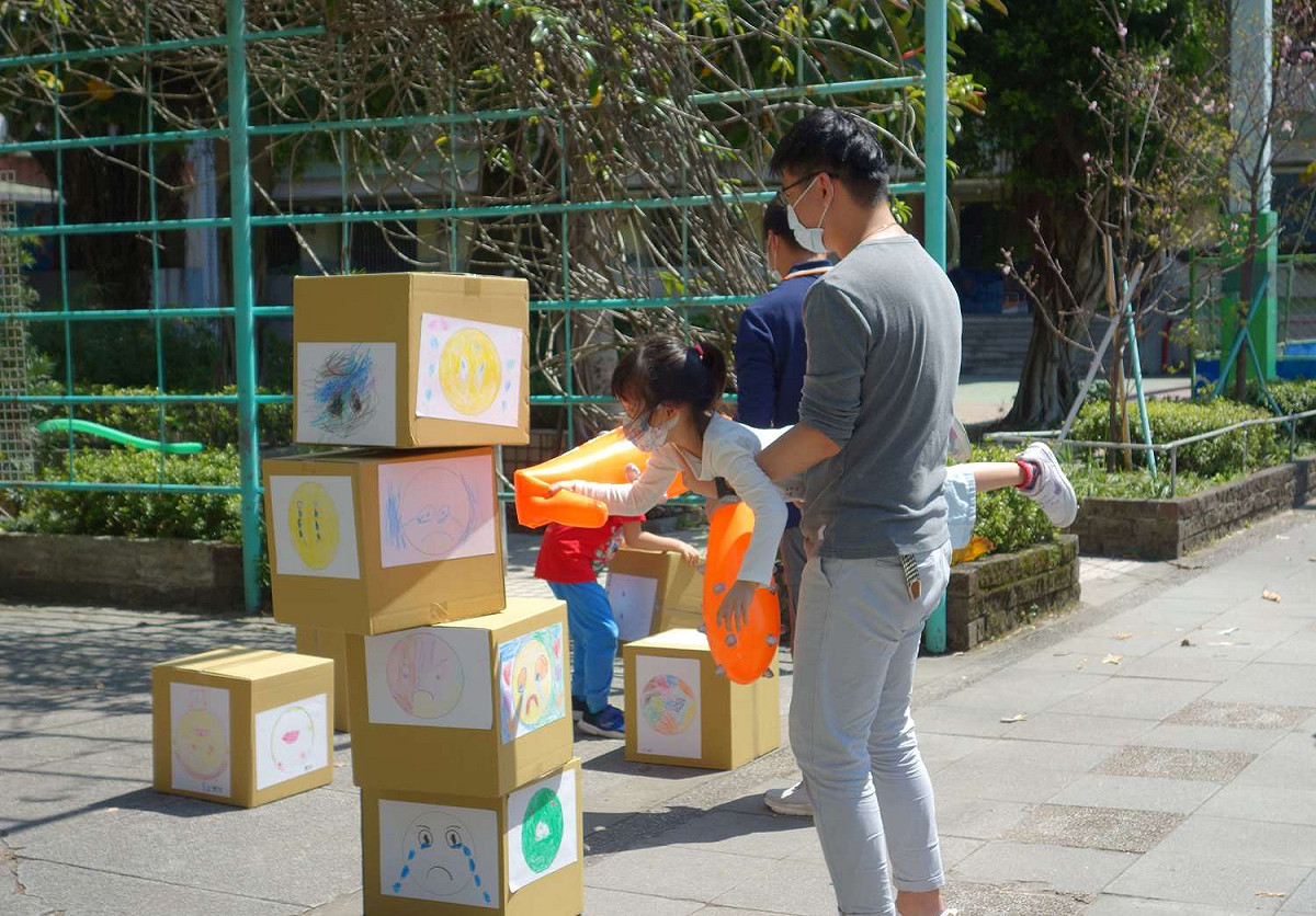 「轟炸情緒」活動，透過親子學習及互動，提升孩子的情緒管理能力，並營造同理、溫馨的家庭氛圍。 圖：新北市教育局提供
