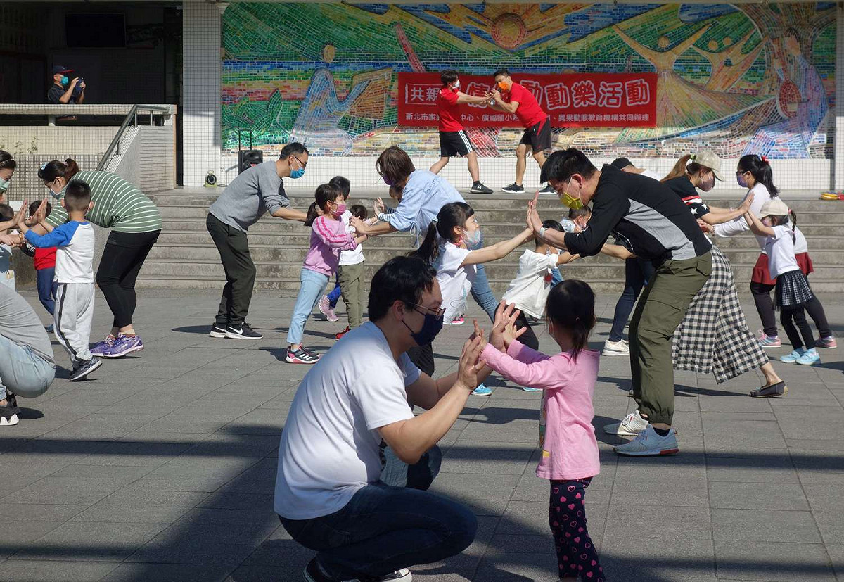 親子體操共玩，帶領家長進行以兒童為中心的多樣互動遊戲。 圖：新北市教育局提供