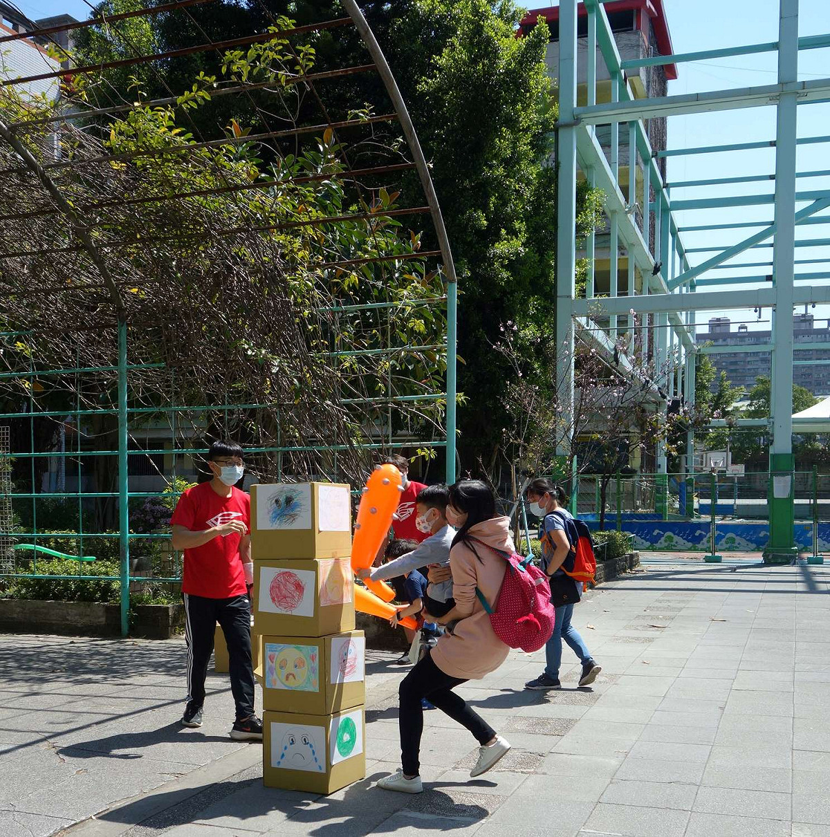 轟炸情緒親子活動，引導家長認知情緒教養的重要，理解並接住孩子的情緒。 圖：新北市教育局提供