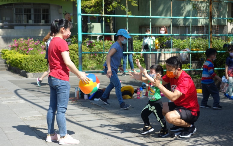 情緒教養從家庭開始，新北辦情緒教育活動教親子共創好心情。 圖：新北市教育局提供