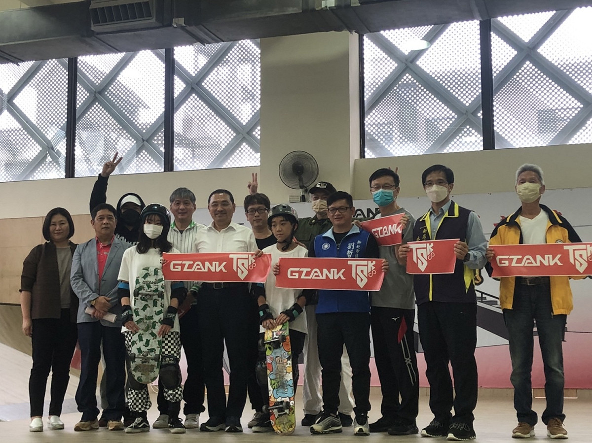 全台第一個公辦民營室內滑板場啟用，侯友宜與滑板界、地方人士及市府官員一起慶祝。 圖：新北市體育處提供