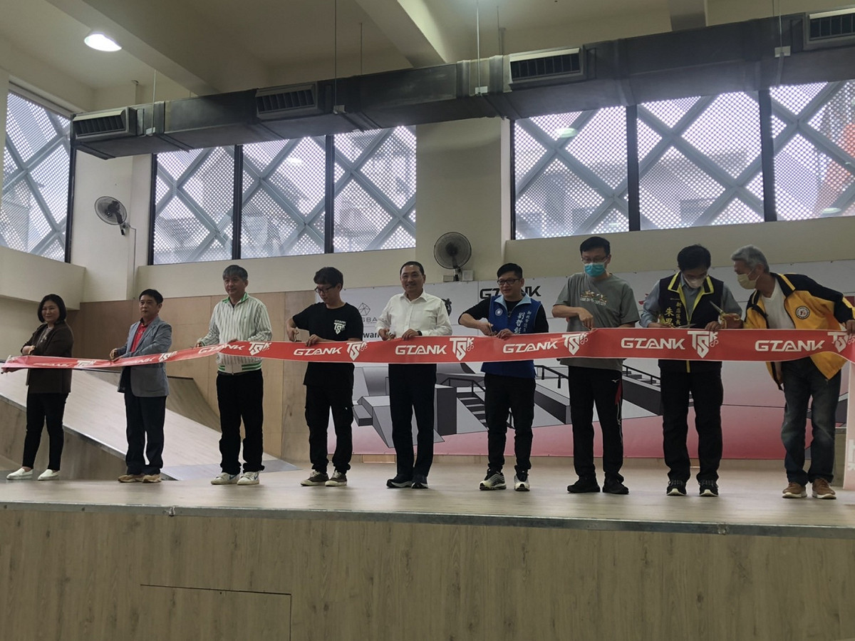 全台第一個公辦民營室內滑板場啟用，侯友宜(左五)與體育界、市議員劉哲彰(右四)、教育局長張明文(右三)、新店區長朱思戎(右二)等人一起剪綵。 圖：新北市體育處提供