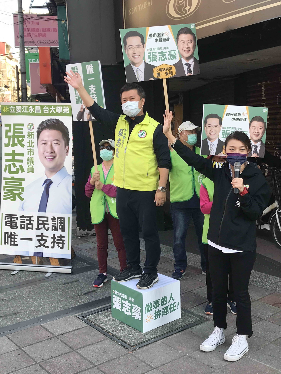 顏若芳上午相挺張志豪，到中和站路口。 圖：張志豪提供