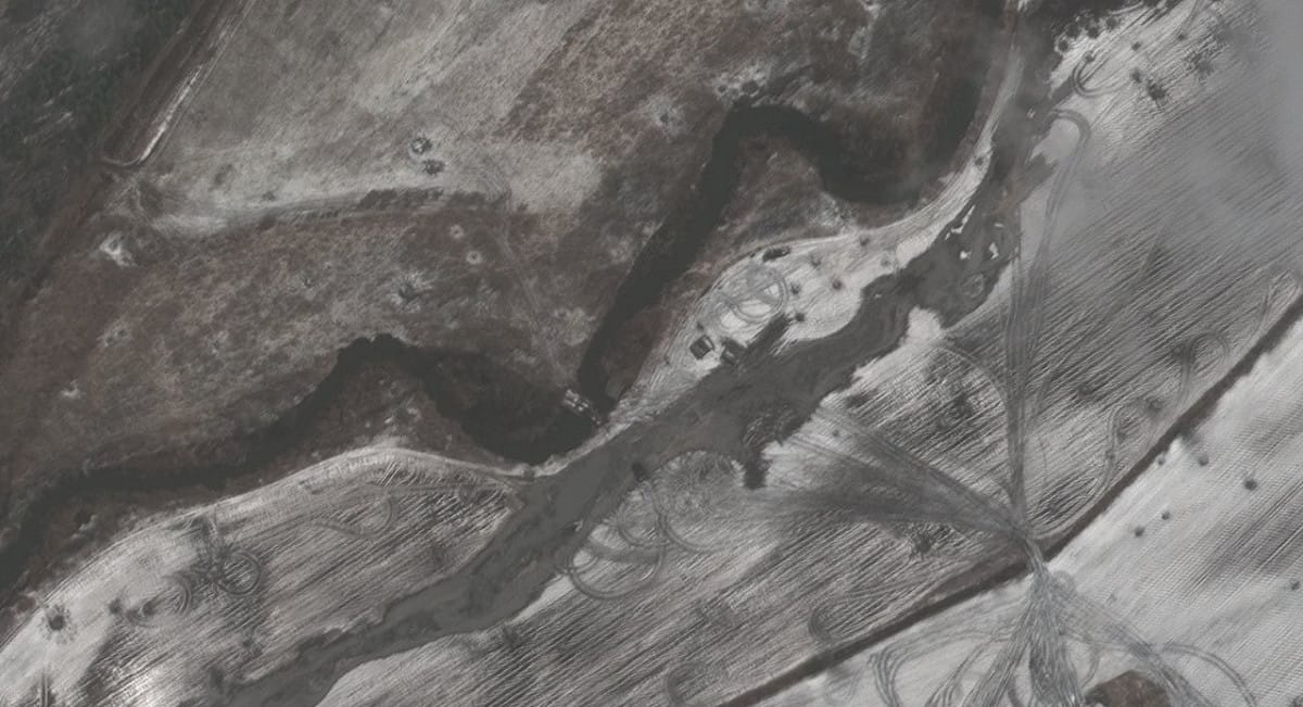 衛星圖顯示，俄軍在伊爾平河上的修建的浮橋已經被炸毀。 圖:翻攝自推特Samir (@obretix)