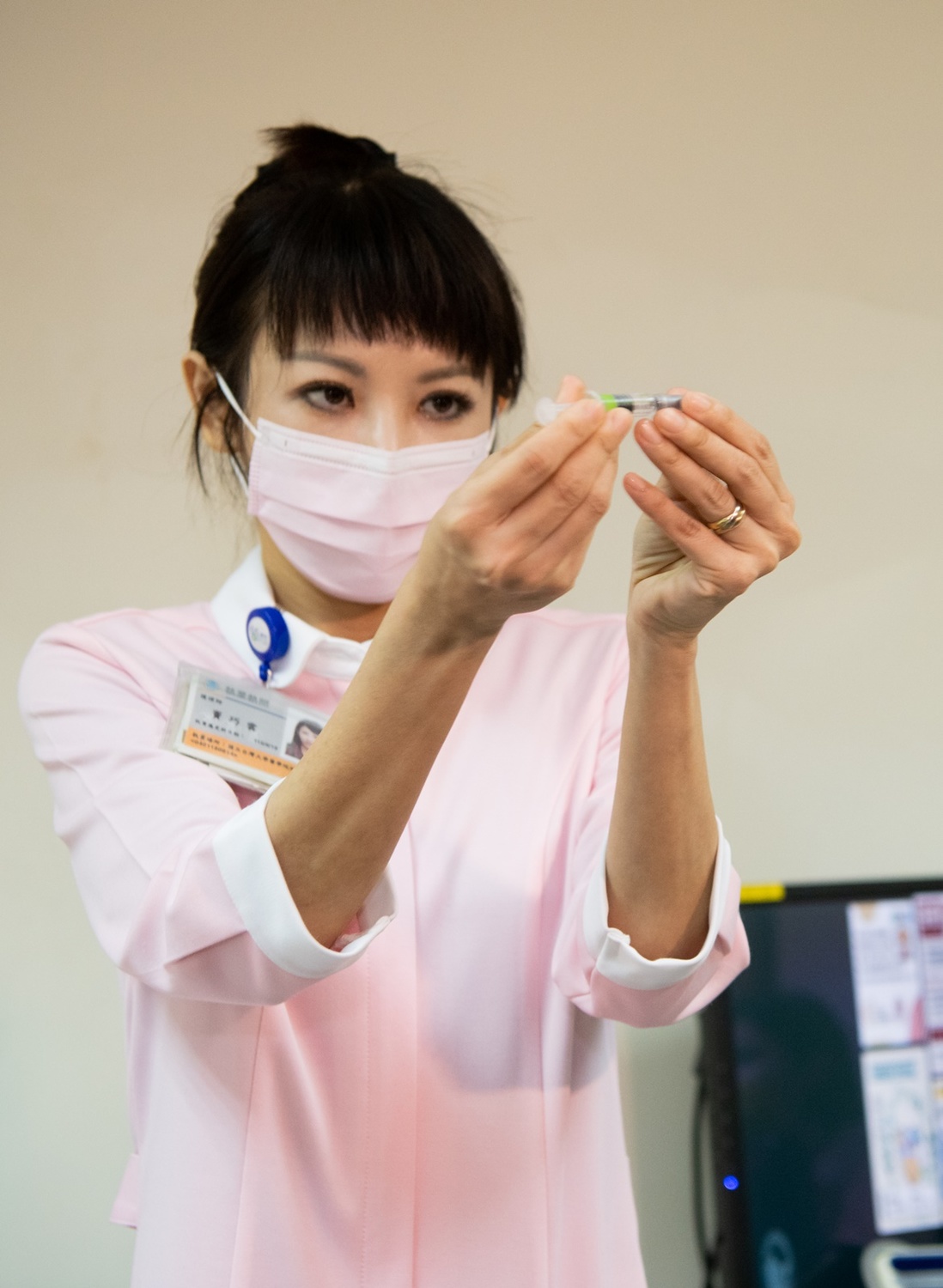 行政院長蘇貞昌接種第三劑高端疫苗，護理師出示高端疫苗 圖：行政院提供