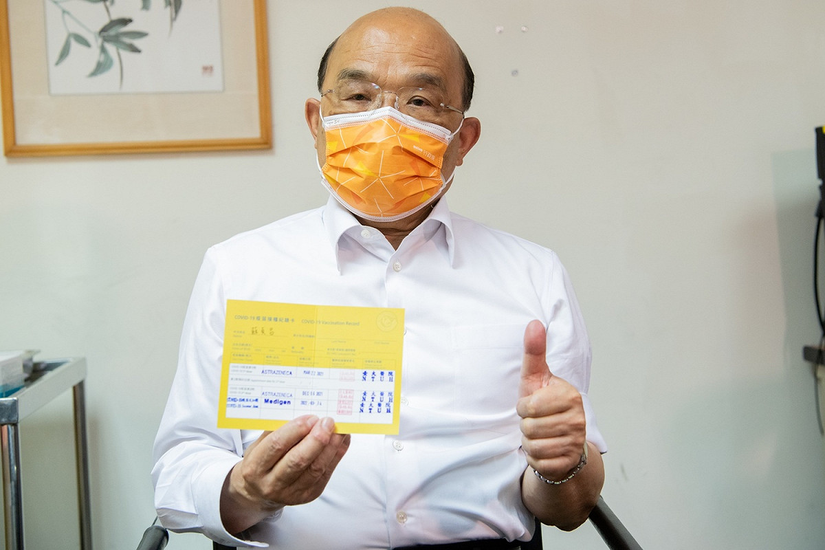 行政院長蘇貞昌接種第三劑高端疫苗、出示小黃卡 圖：行政院提供
