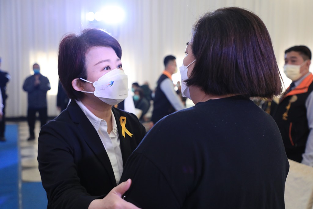 盧秀燕前往弔慰問家屬。 台中市政府/提供