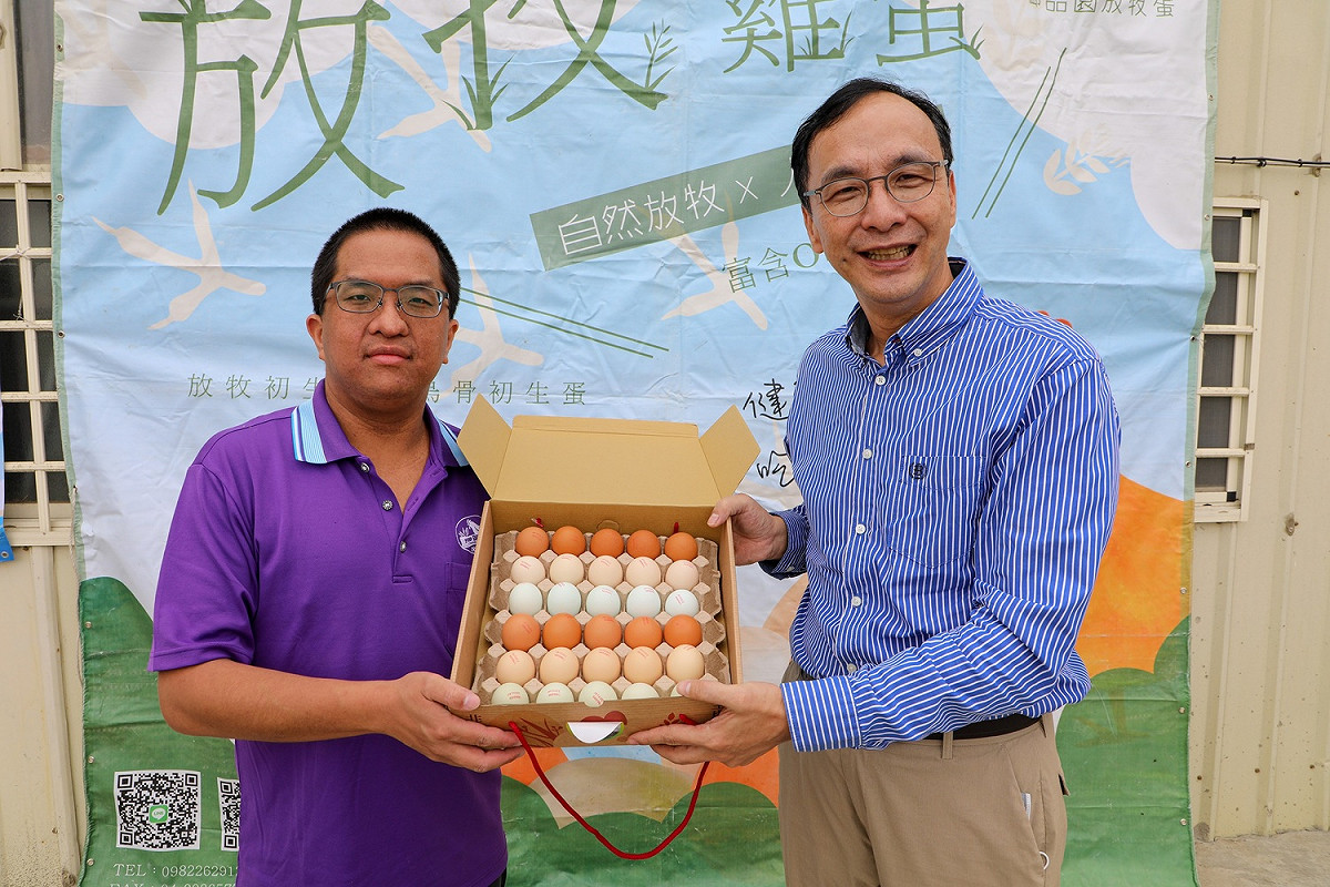 國民黨主席朱立倫赴彰化參訪蛋雞場。 圖：國民黨文傳會/提供