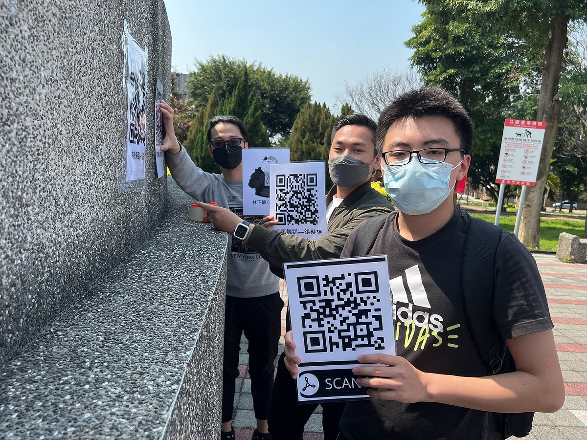 弘光物治系學生在公園張貼QR code，教民眾運動舒緩。 弘光科大/提供