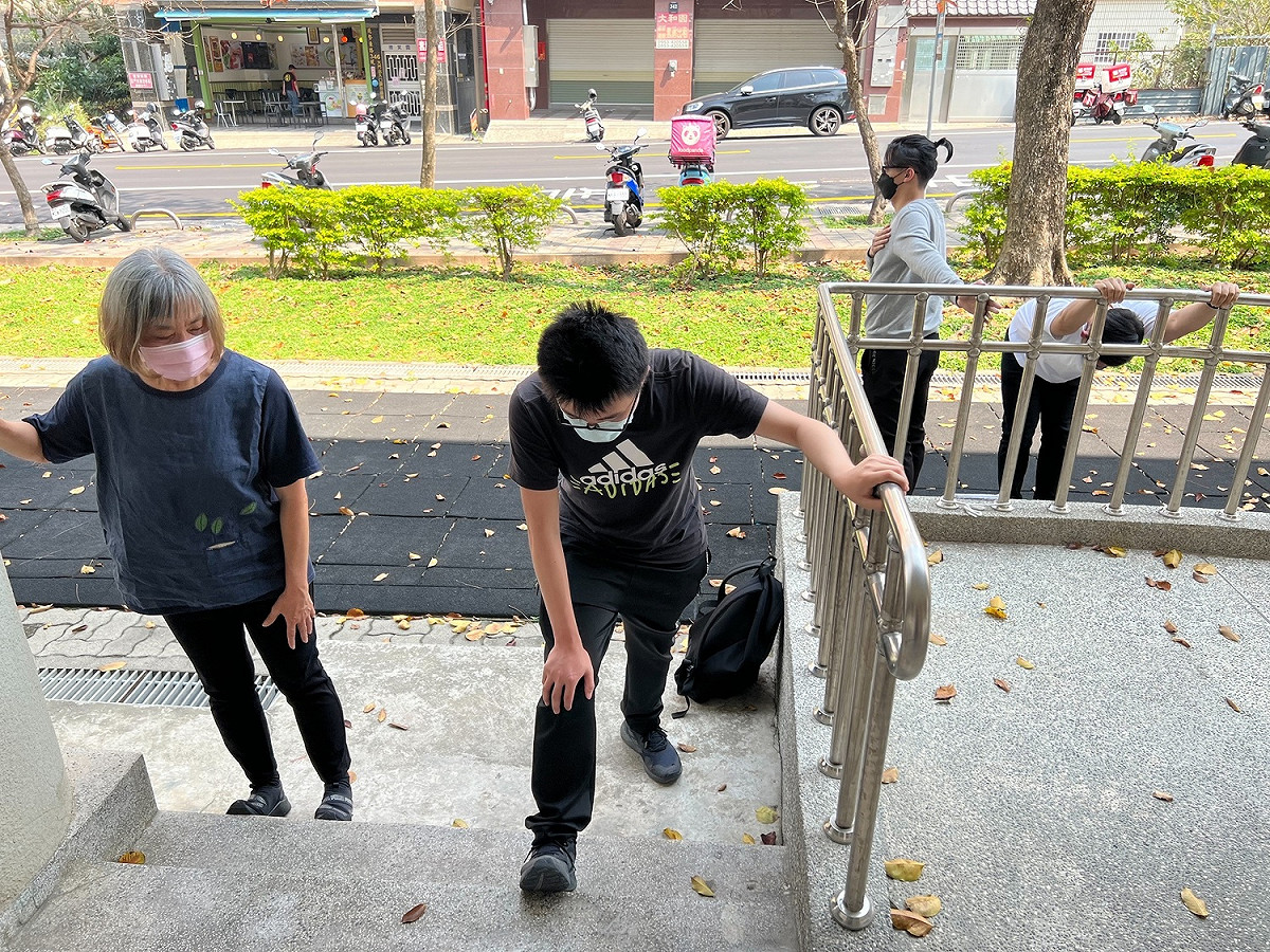 弘光物治系學生用公園既有的設施，教民眾運動舒緩。 弘光科大/提供