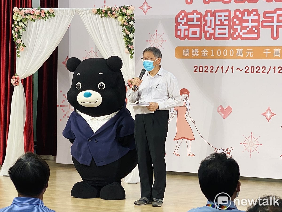 台北市長柯文哲與北市吉祥物熊讚。 圖：周煊惠 / 攝