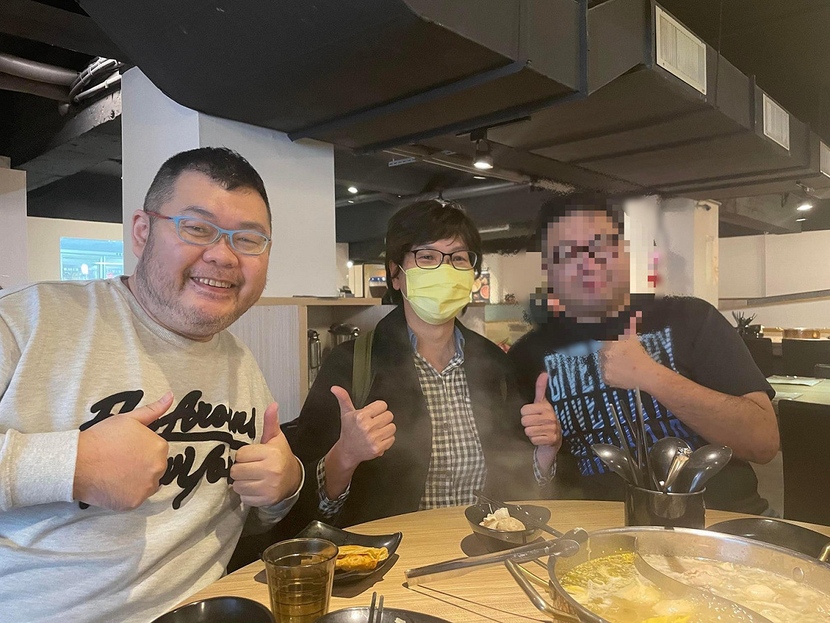 網紅「四叉貓」劉宇（左）日前分享與民眾黨立委蔡壁如（中）與媒體記者的合影。 圖：翻攝四叉貓劉宇臉書