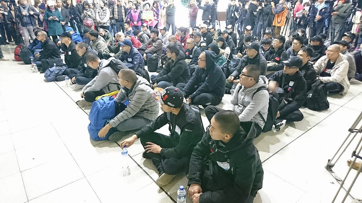 義務役士兵入伍集合。圖為2017年12月19日有「末代役男」之稱的陸軍第2225梯入伍照。 圖：翻攝爆廢公社
