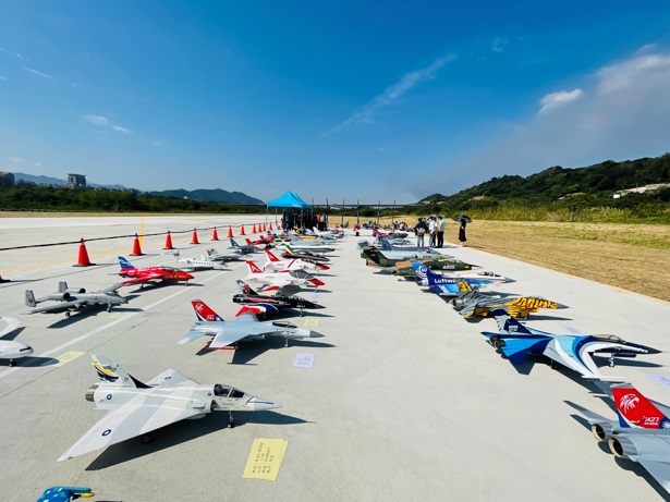 新設的後村堰遙控飛機場內有機場跑道、飛機準備區、觀賞區等公共設施。 圖：新北市水利局提供