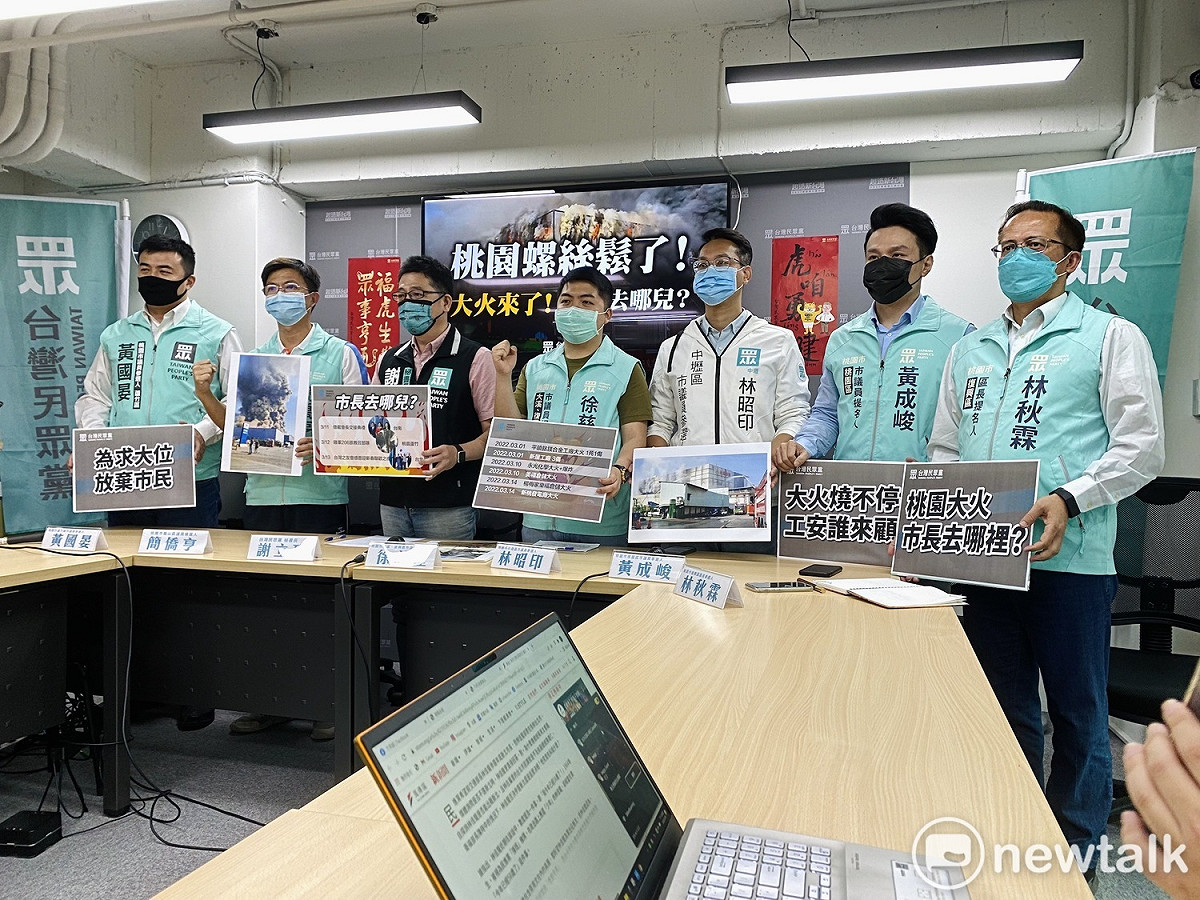 有意參選桃園市長的民眾黨秘書長謝立功帶著6位擬參選人召開記者會。 圖：周煊惠 / 攝
