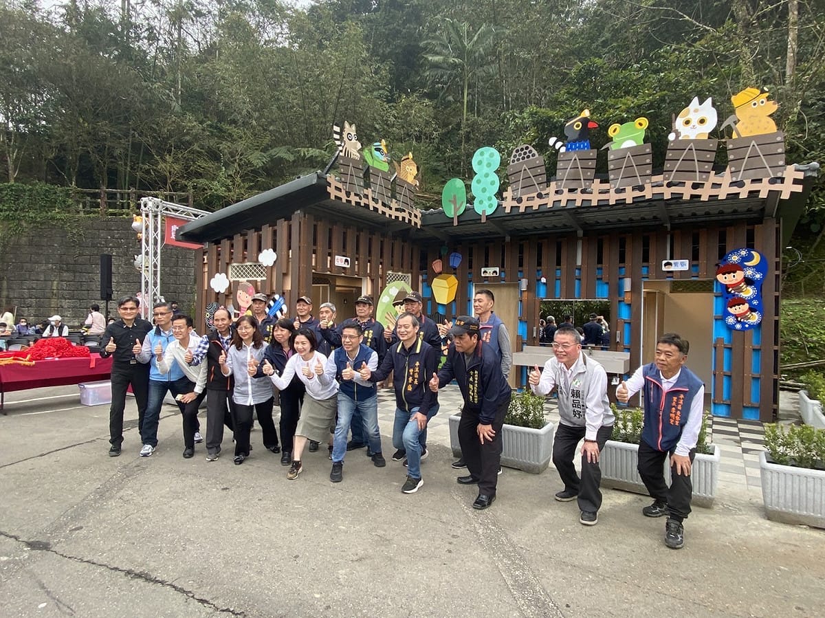柯慶忠表示，平溪是著名的觀光景點，為了營造友善觀光環境，市府陸續完成菁桐老街、十分瀑布友善步道改善等工程，而十分老街鋪面改善工程亦預計於5月完工。 圖：新北市民政局提供