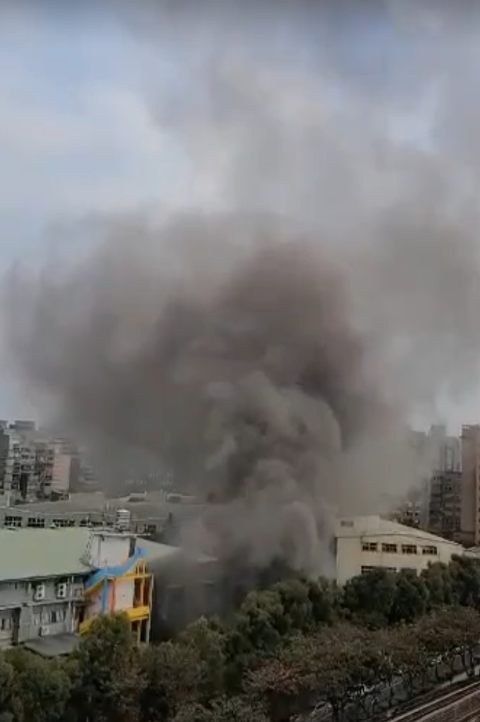 大同大學於下午3時許傳出火警，綜合大樓1樓一間放置大量有機溶劑的實驗室不明原因起火，火勢猛烈粗濃黑煙自校園竄升，嚇壞許多師生。 圖：讀者提供