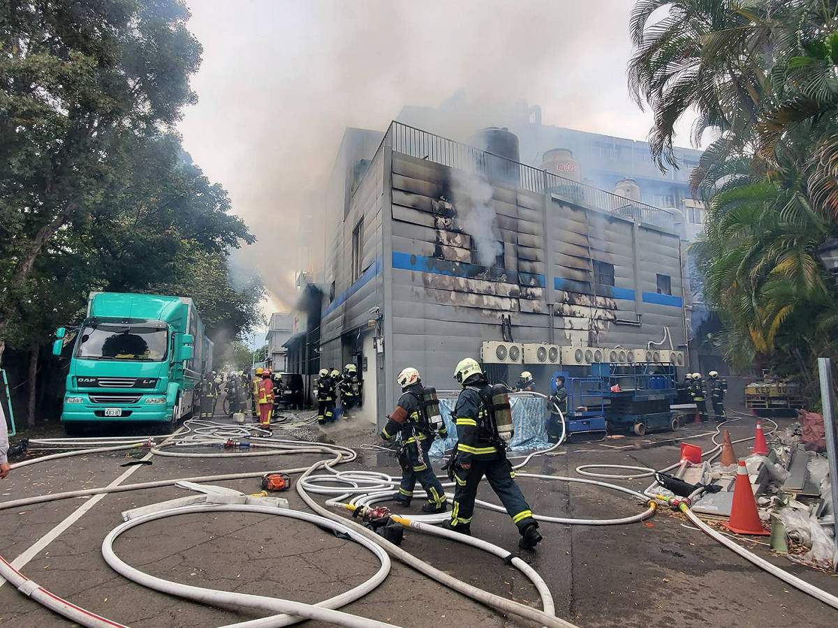 消防局指出，於獲報後即派遣 58 名警消、 19 輛消防車、 2 輛救護車到場馳援，火勢於下午 3 時 39 分撲滅，所幸並無人員受困傷亡。 圖：讀者提供