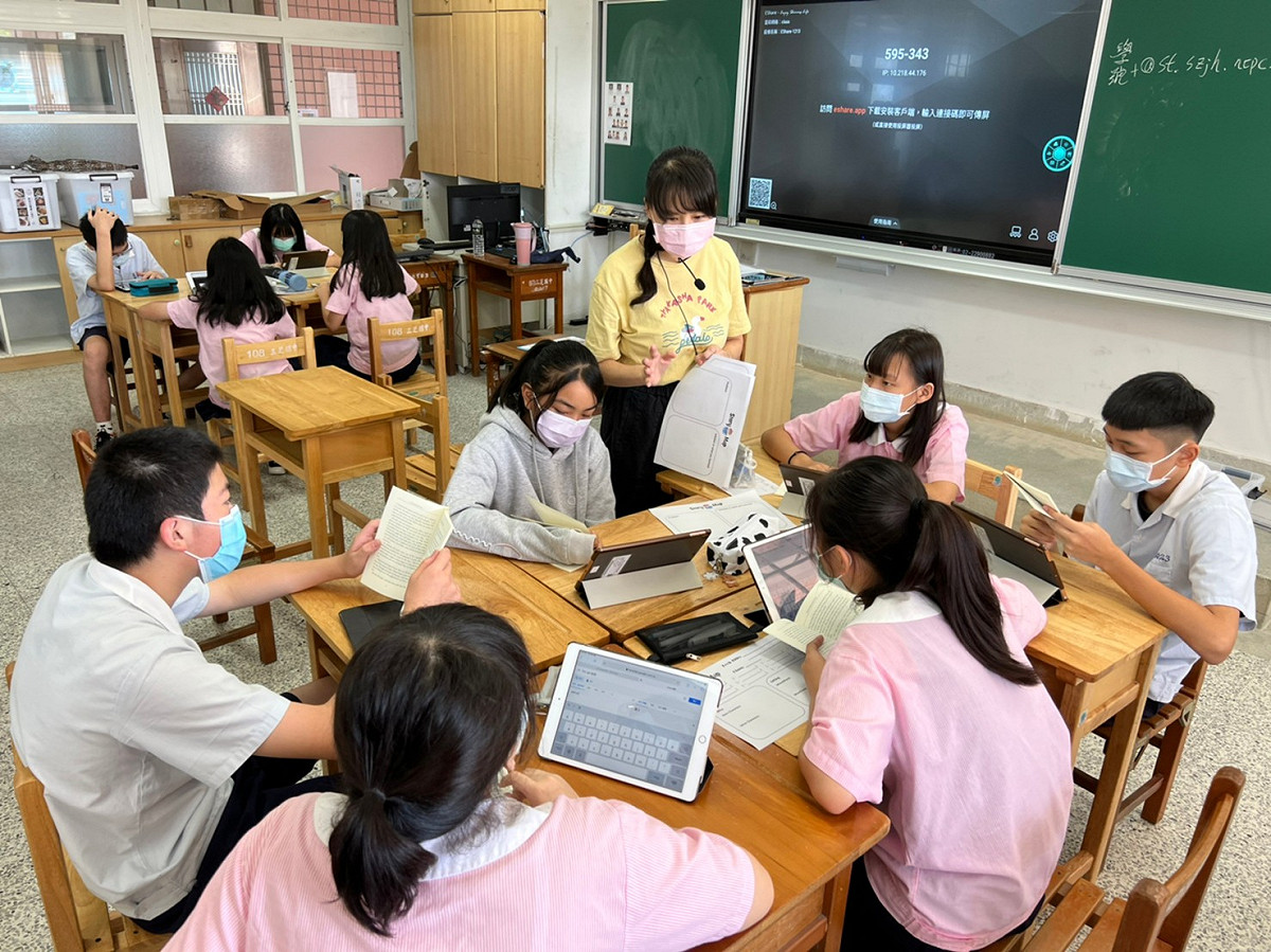 三芝國中學生運用數位學習精進會考。 圖：新北市教育局提供