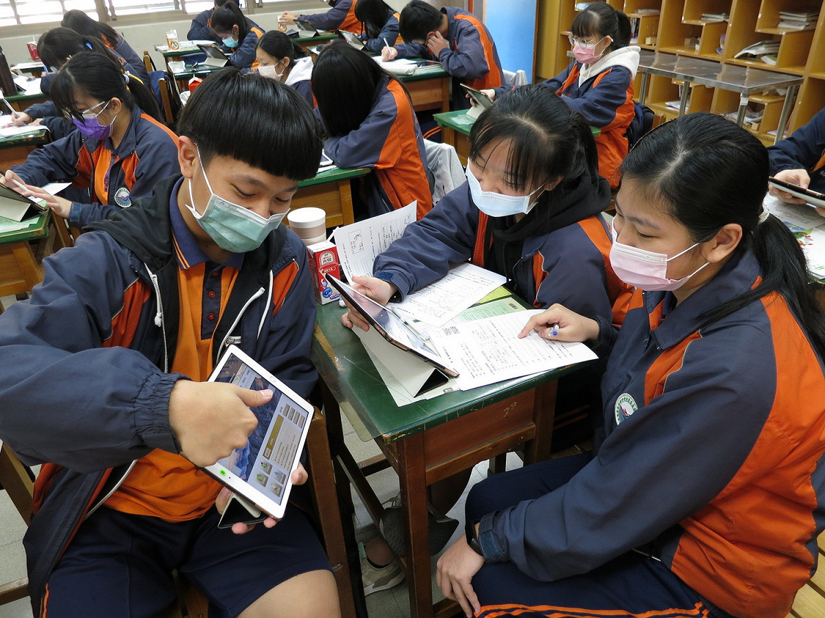三多國中九年級學生運用數位學習精進會考。 圖：新北市教育局提供