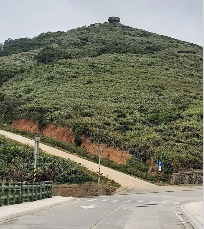 乳頭山，因形而名。真正的稱呼是180高地，凸起部份是204觀測所，我當年守的四管50機槍陣地就在最上面。 圖/謝建平提供
