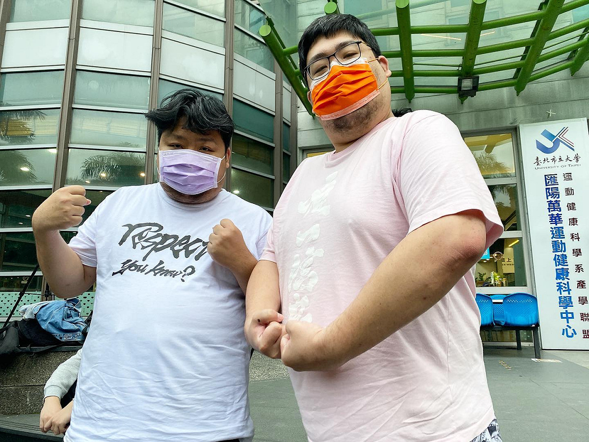 知名實況主「統神」張嘉航與「國動」張葦航為親兄弟，兩人也曾合開頻道「張家兄弟滑起來」。 圖：翻攝自國動臉書