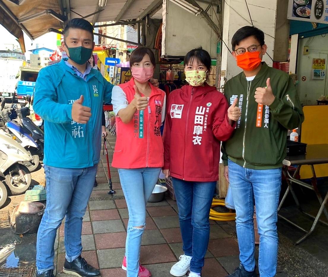 張銘祐（左起）陪同陳乃瑜、山田摩衣、卓冠廷前往惠國市場掃街， 圖：陳乃瑜競選辦公室／提供