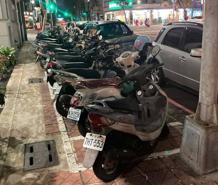 苦苓指高雄人行道停滿機車阻礙通行。 圖:翻攝苦苓臉書