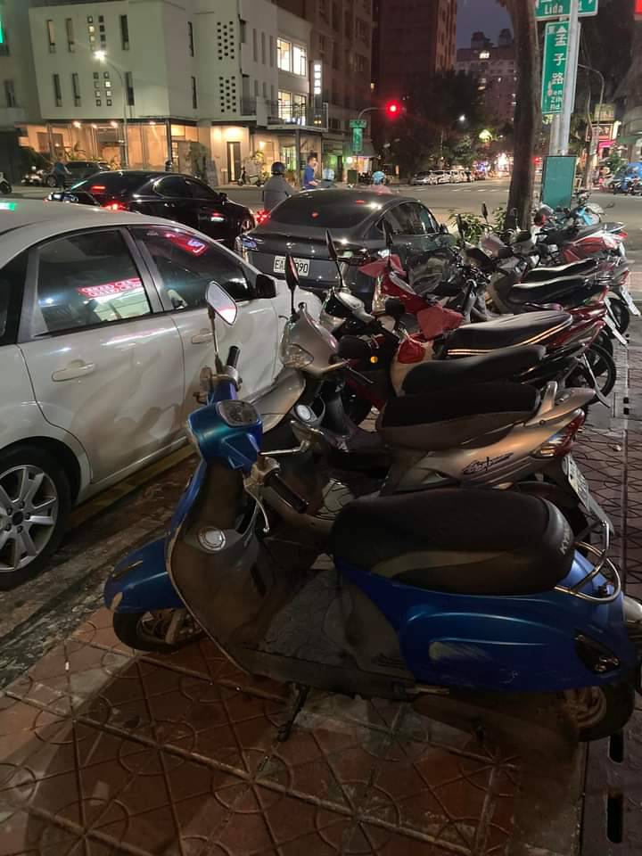 苦苓抱怨人行道停放機車很離譜。 圖:翻攝苦苓臉書