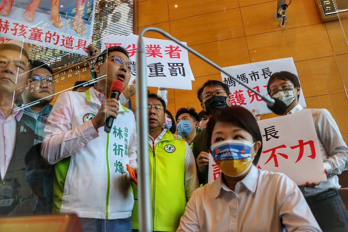 民進黨市議員團團包圍盧秀燕，痛批台中成了虐童之都。   圖/民進黨團提供