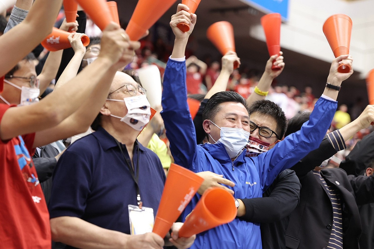 林智堅（中）、柯建銘（左）等人到場為光復高中加油。 圖：取自林智堅臉書