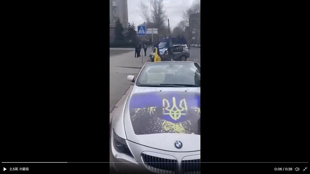 烏克蘭南部城市尼古拉耶夫有位富豪將自己的BMW轎車捐給烏克蘭軍隊，而軍人在車後方加裝重機槍成為「戰術輪車」。 圖：擷取自 Visegrád 24Twitter