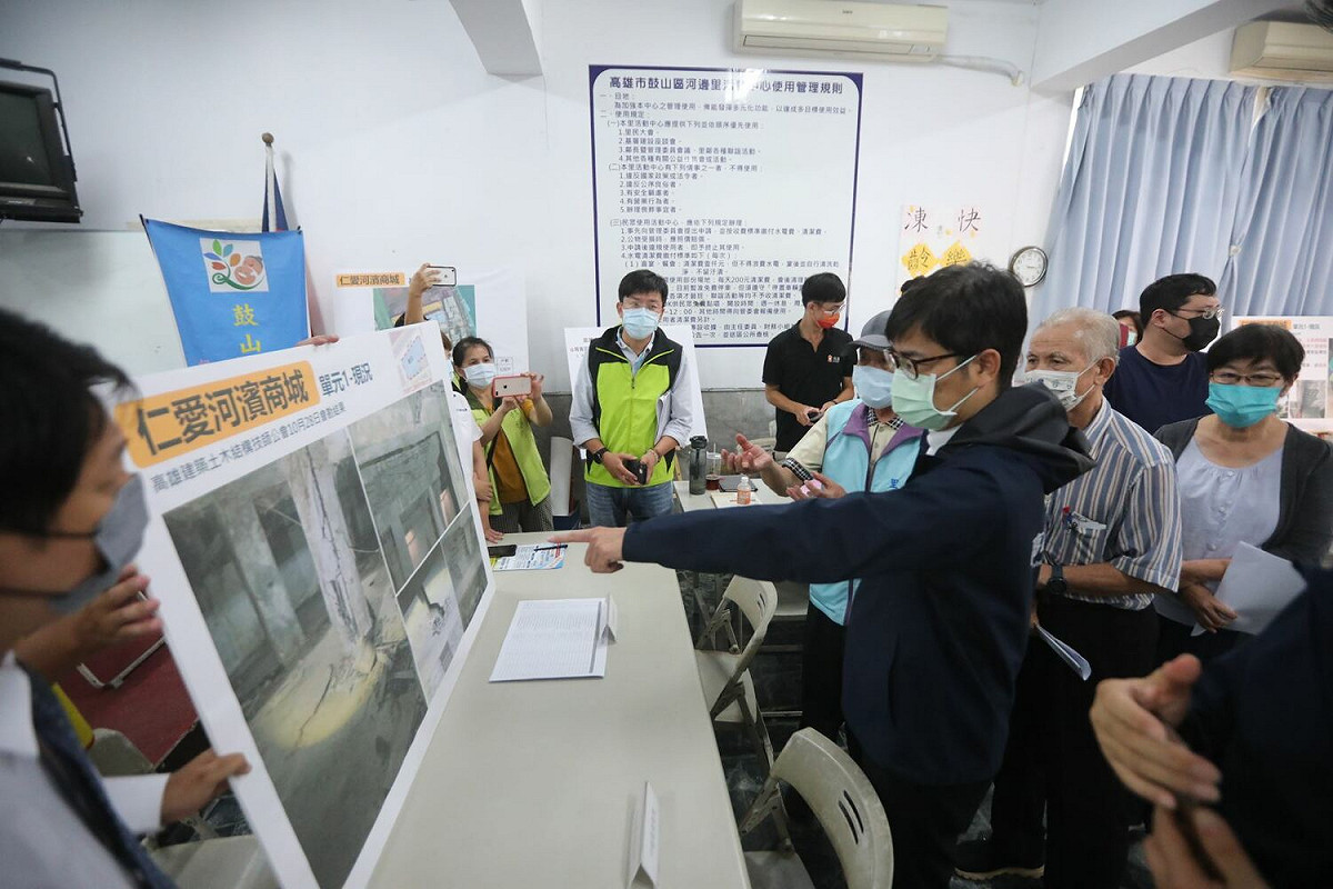 陳其邁查看河濱商城危樓照片。 圖：高雄市政府提供