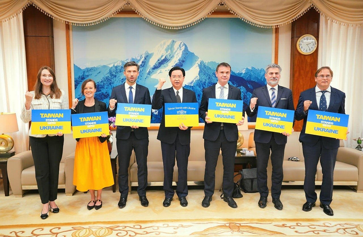 外交部長吳釗燮與歐洲駐台機構及民間代表在台灣第一高峰玉山背景圖前合影聲援烏克蘭。吳釗燮（中）、歐洲經貿辦事處高哲夫處長（左3）、捷克經濟文化辦事處朗樂代表（右3）、波蘭台北辦事處高則叡處長（右2）、斯洛伐克經濟文化辦事處博塔文代表（右1）、財團法人台灣世代教育基金會匈牙利籍高級研究員馮儒莎博士（左2）、立陶宛在台僑民代表歐淑娜女士（左1）。 圖：外交部提供