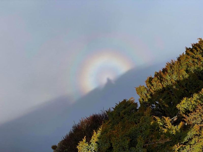 中央氣象局長鄭明典在臉書貼出玉山北峰「觀音圈」美景。 圖：翻攝自鄭明典臉書