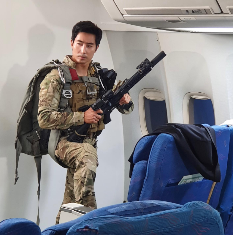 南韓YouTuber「李根大尉(이근대위)」，日前前往烏克蘭當義勇軍，後來負傷返回韓國。 圖：翻攝自IG/rokseal