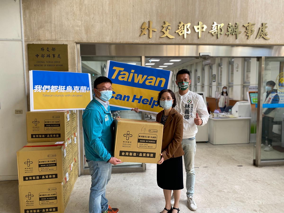 施志昌、林義偉代捐贈10萬份醫療級口罩援助烏克蘭難民。 施志昌/提供