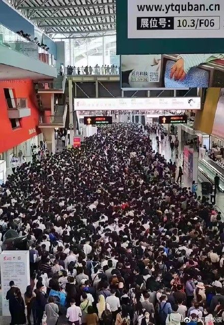 館內擠滿民眾人山人海，檢測隊伍排起長長人龍。 圖：翻攝微博